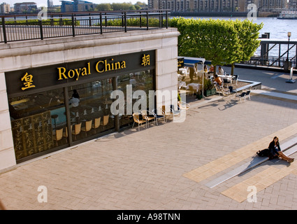 CHINA GIRL.  Junge Frau entspannt sich auf Schritte außerhalb Royal China Restaurant am Pier der Kanarischen Riverside, in den Docklands. Stockfoto