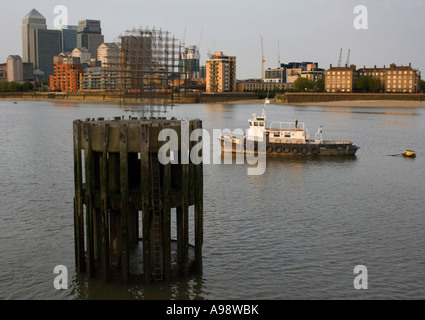 ROTHERHITHE Aussicht auf Canary Wharf, zeigt der "Art On The Waterfront" arbeiten, CIRCUMSPHERE, im Vordergrund links. Stockfoto