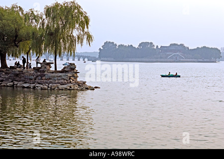 CHINA-Peking-Touristen genießen, Picknicken auf künstlichen Inseln und auf Tournee in Paddelboote am Kunming-See Stockfoto