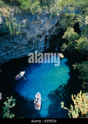 Griechenland Mittelmeer Ionischen Inseln Kefallonia Melissani See mit Touristenbooten in Schlucht mit steilen Klippen und klarem Wasser Stockfoto