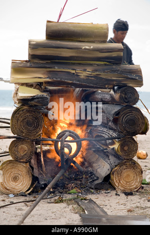 Verbrennungs-Scheiterhaufen am Strand von Kuta, Bali, Indonesien Stockfoto