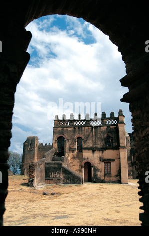 Blick durch den Torbogen der König Fasilidas Burgen Gondar Äthiopien Stockfoto
