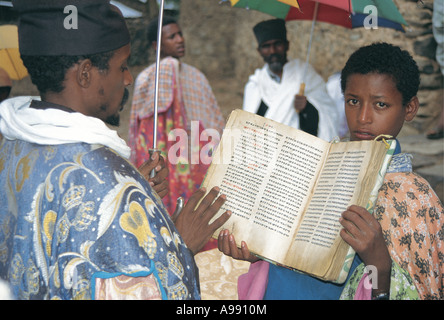 Junge Helfer hält Buch zum Lesen von Gondar Äthiopien Stockfoto