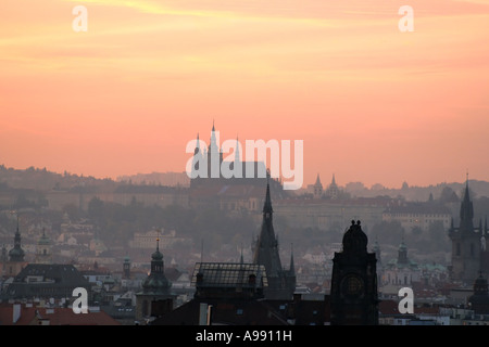 Prager Skyline bei Sonnenuntergang mit der berühmten Prager Burg und dem Veitsdom vor dem rosafarbenen Himmel, Blick vom Zizkov-Viertel Stockfoto