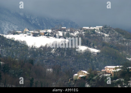 Schnee über Landschaft in der Umgebung der romantisch schönen typischen kleinen Hügel Stadt Amandola in Le Marche Italien Stockfoto