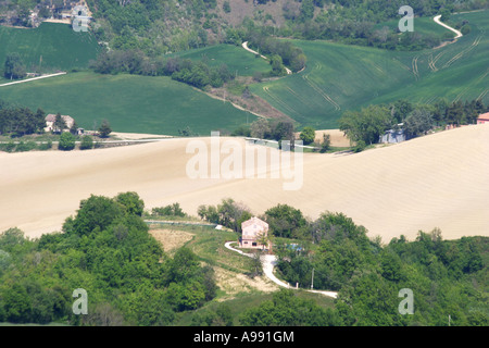 schöne, malerische und Panorama Blick auf die hügelige Landschaft der Hof in Le Marche Italien Stockfoto