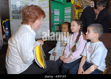 New Haven City breite Science Fair. Kinder erklären ihre Ausstellung zu einem Richter Stockfoto