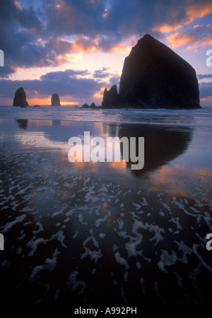 Haystack Rock bei Sonnenuntergang, Cannon Beach, Oregon USA Stockfoto