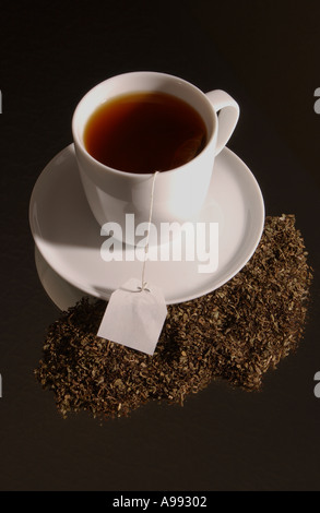 Tasse schwarzen Tee in einer Teebeutel in einer weißen Tasse und Untertasse Stockfoto
