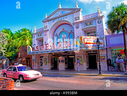 In Key West Florida USA Strand Theater und Pink taxi Stockfoto