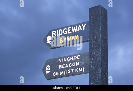 Wegweiser zum Jahresbeginn die Ridgeway National Trail in der Nähe von Avebury in Wiltshire, England Stockfoto