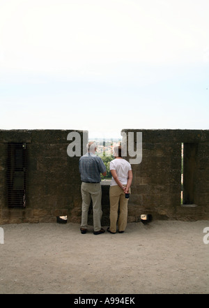 Carcassonne-Aude Languedoc Roussillon Frankreich: ein paar ist der Panoramablick auf die Landschaft von der Burg bewundern. Stockfoto