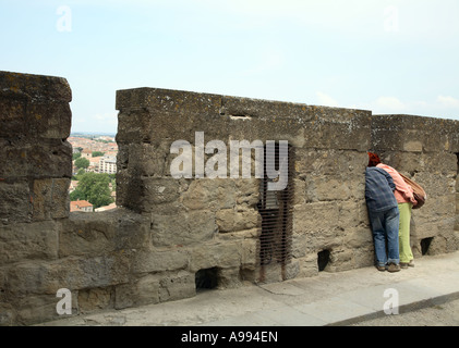 Carcassonne-Aude Languedoc Roussillon Frankreich: ein paar ist der Panoramablick auf die Landschaft von der Burg bewundern. Stockfoto