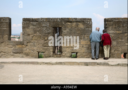 Carcassonne-Aude Languedoc Roussillon Frankreich: ein altes Ehepaar ist der Panoramablick auf die Landschaft von der Burg bewundern. Stockfoto