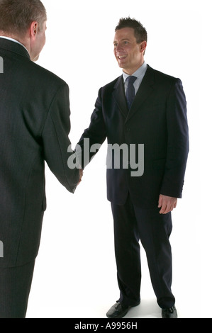 Zwei Geschäftsleute treffen und Händeschütteln Stockfoto