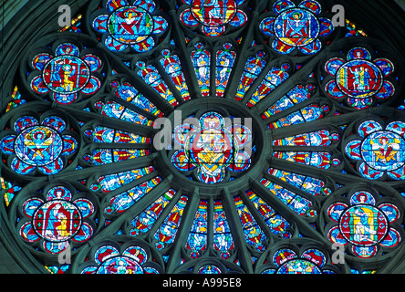 Runde Glasfenster der triumphierenden Kirche in der National Cathedral in Washington DC Stockfoto