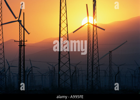 Moderne Silhouette durch die untergehende Sonne hinter den Bergen in der Nähe von Palm Springs Kalifornien Windmühlen zur Stromerzeugung Stockfoto