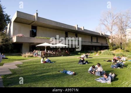 Gärten und Café das Calouste Gulbenkian Museum für Kunst in Lissabon Portugal Stockfoto