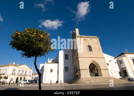 Kathedrale auf dem Platz Largo da Se in der Altstadt der Stadt Cidade Velha in Faro Portugal Stockfoto