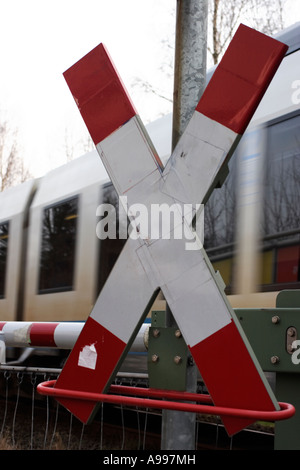 Traffic Sign St.Andrew Kreuz auf einem Bahnübergang Stockfoto