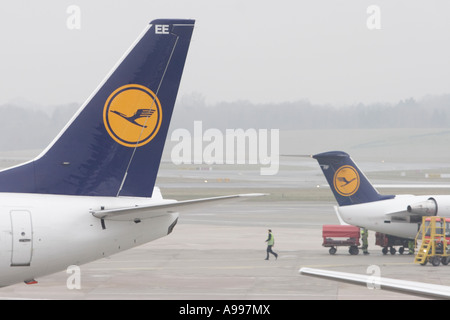 Lufthansa-Flugzeuge am Flughafen Fuhlsbüttel in Hamburg Stockfoto