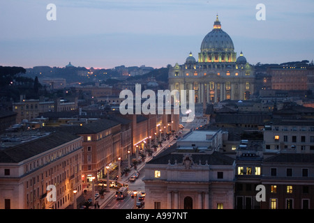 Ein Blick auf den Petersdom von Castel Sant Angelo in Rom, Italien Stockfoto