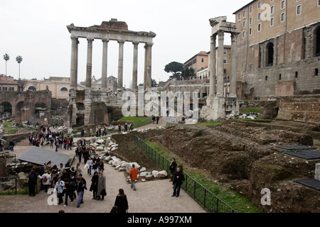 Der Tempel des Saturn im Forum Romanum Foro Romano in Rom, Italien Stockfoto