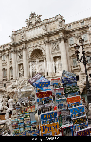 Der Trevi-Brunnen betrachtet über eine Souvenir-Stall in Rom, Italien Stockfoto