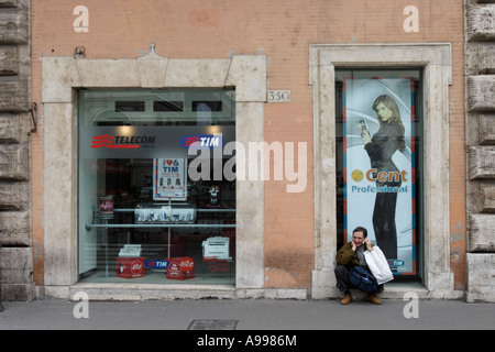 Ein Mann nutzt sein Handy in Rom, Italien Stockfoto