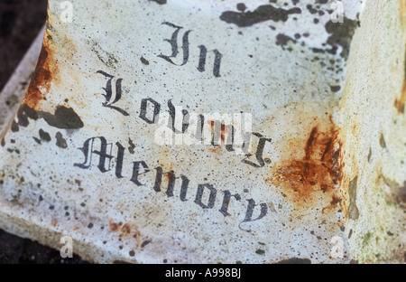 Nahaufnahme eines angeschlagenen und Rost Weißmetall Blume-Halter für Grab mit dekorativen gotischen Schrift besagt In liebevoller Erinnerung Stockfoto