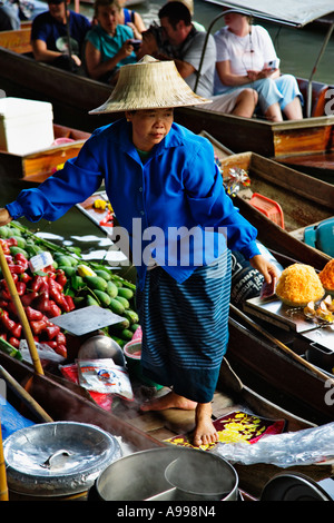 Kaufmann bei der Damnoen Saduak Floating Market schwebend in Bangkok, Thailand Stockfoto