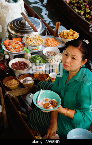 Kaufmann, Zubereitung von Mahlzeiten in der Damnoen Saduak Floating Market in Bangkok, Thailand. Stockfoto