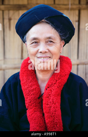 Eine Frau Lu Mien genannt auch Yao Frau mit bunten roten Pom Pom Halstuch in Nordthailand. Stockfoto