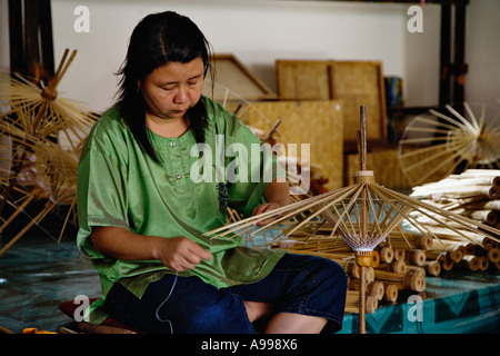 Fabrikarbeiter im Umbrella Making Centre in Bo Sang Thailand Bo Sang ist bekannt als das Dach Dorf aber ist auch bekannt für Stockfoto