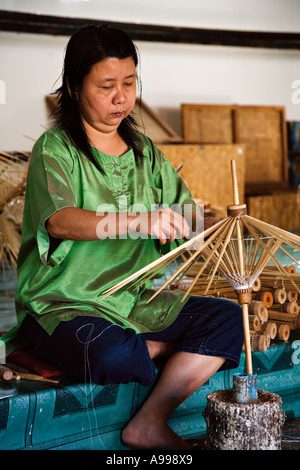 Fabrikarbeiter im Umbrella Making Centre in Bo Sang Thailand. Stockfoto