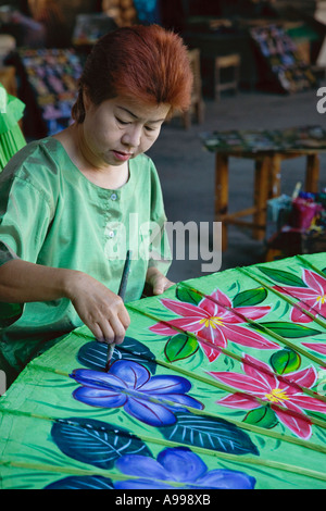 Fabrikarbeiter, die Malerei eines Regenschirm im Umbrella Making Centre in Bo Sang Thailand Bo Sang bezeichnet man als Umbrella-Dorf b Stockfoto
