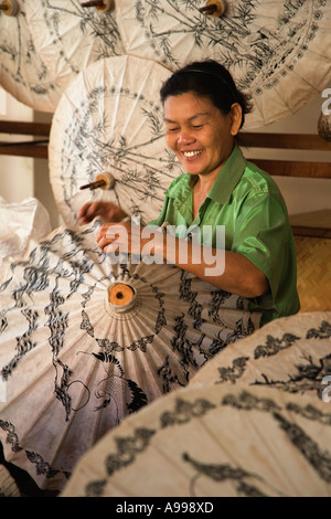 Fabrikarbeiter, Montage Schirme im Schirm machen Centre in Bo Sang Thailand. Stockfoto