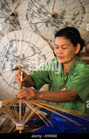 Fabrikarbeiter, Montage einen Regenschirm im Umbrella Making Centre in Bo Sang Thailand. Stockfoto