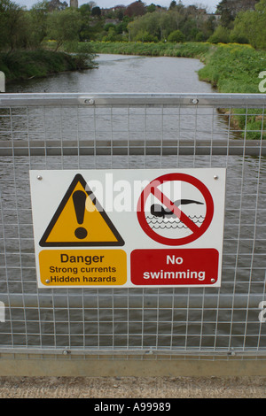 Gefahr tiefen Wasser kein Baden im Fluss in Somerset UK Stockfoto