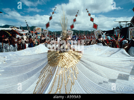 Gigantisches weißes Kleid umgibt eine Tänzerin im Fasching Karneval im Hafen von Spanien Trinidad Stockfoto