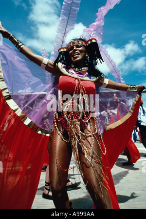Tänzerin in aufwendigen Kostümen führt zur Überprüfung der Bühne während der jährliche Karneval Karneval im Hafen von Spanien Trinidad Stockfoto
