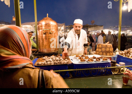 Freiem Himmel essen Stall Anbieter servieren würzige Tee auf dem wichtigsten Platz der Djemaa El Fna in Marrakesch, Marokko Stockfoto