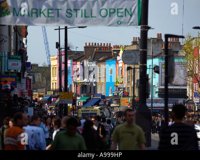 Bunte Geschäfte in Ferne eingerahmt. Wochenende shopping-Chaos in "Camden High Street", L ondon Stockfoto