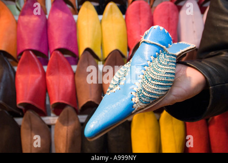 Detail der traditionellen bunten Leder Pantoffeln genannt Babouches in einem Geschäft in Souq Smata in Marrakesch, Marokko Stockfoto