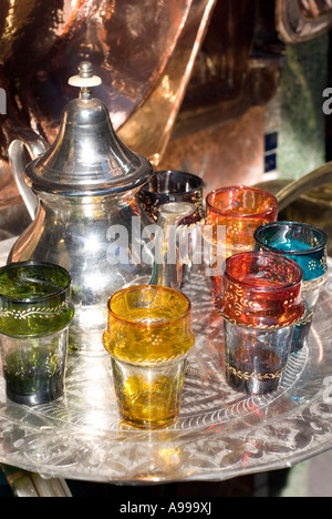 Messing und Metallwaren-Shop Anzeigen von traditionellen marokkanischen Tee-Set in den wichtigsten Souk von Marrakesch, Marokko Stockfoto