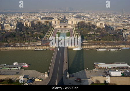 Der Eiffelturm wirft einen Schatten auf die Stadt Paris, fotografiert von der Aussichtsplattform des Eiffelturms, Paris Stockfoto