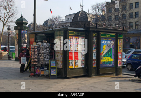 Zeitungskiosk auf der Champs-Elysées, Paris, Frankreich, Europa Stockfoto