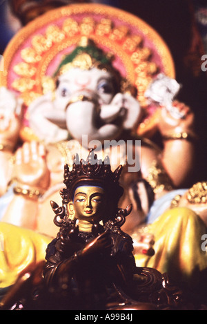 HINDUISTISCHE STATUEN IM SOUVENIRLADEN Stockfoto
