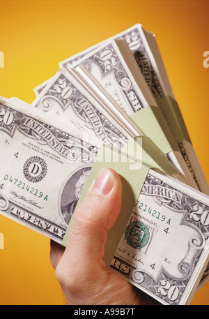 HAND HOLDING GELDBÜNDEL Stockfoto
