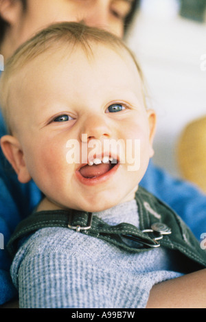 GESICHT DES LÄCHELNDEN BABY BOY Stockfoto